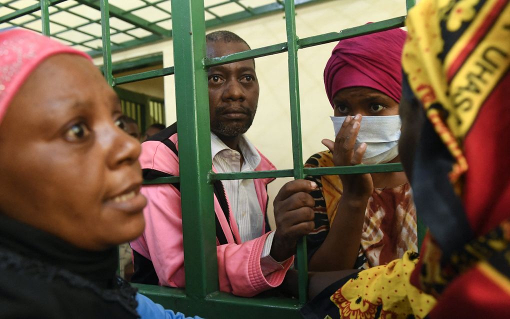 De zelfverklaarde voorganger Paul Nthenge Mackenzie (2e van l.), met zijn vrouw Rhoda Mumbua Mawe, mei 2023. beeld AFP, Simon Maina