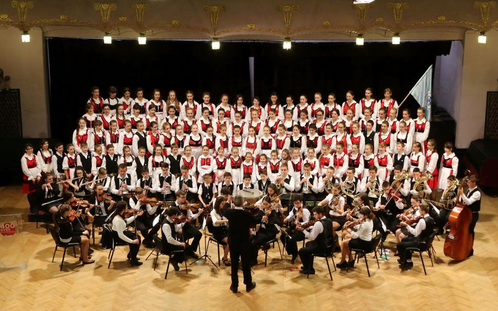 Het Hongaarse Kinderfilharmonisch orkest uit Szentegyháza. beeld Sándor Haáz