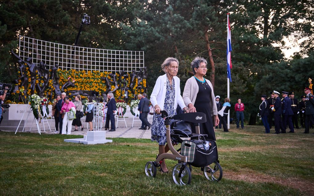 Een overlevende van de Tweede Wereldoorlog in Nederlands-Indië met haar dochter tijdens het defilé langs het Indisch Monument, na afloop van de herdenking van het einde van de Tweede Wereldoorlog. beeld ANP, Phil Nijhuis