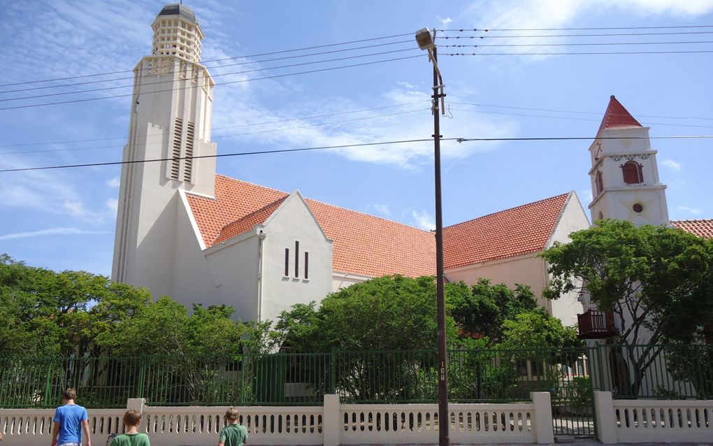 Links de protestantse kerk van Aruba uit 1950, rechts het ”kerki 1846”. beeld Marius Bremmer