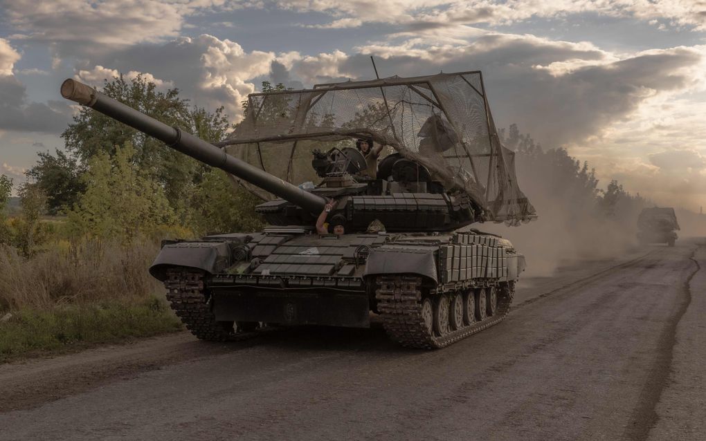 Oekraïense militairen rukken op met een T-64 tank van Sovjetmakelij bij de Russische grens. beeld AFP, Roman Pilipey