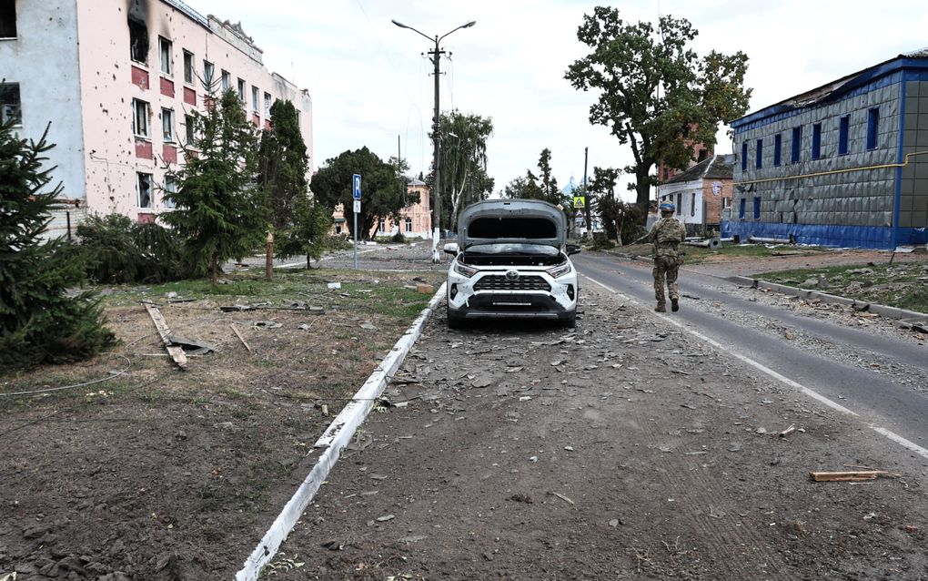 Een Oekraïense soldaat loopt door een beschadigde straat in de door Oekraïne gecontroleerde Russische stad Sudzha, in de regio Koersk, te midden van de Russische invasie in Oekraïne. beeld AFP, Yan Dobronosov