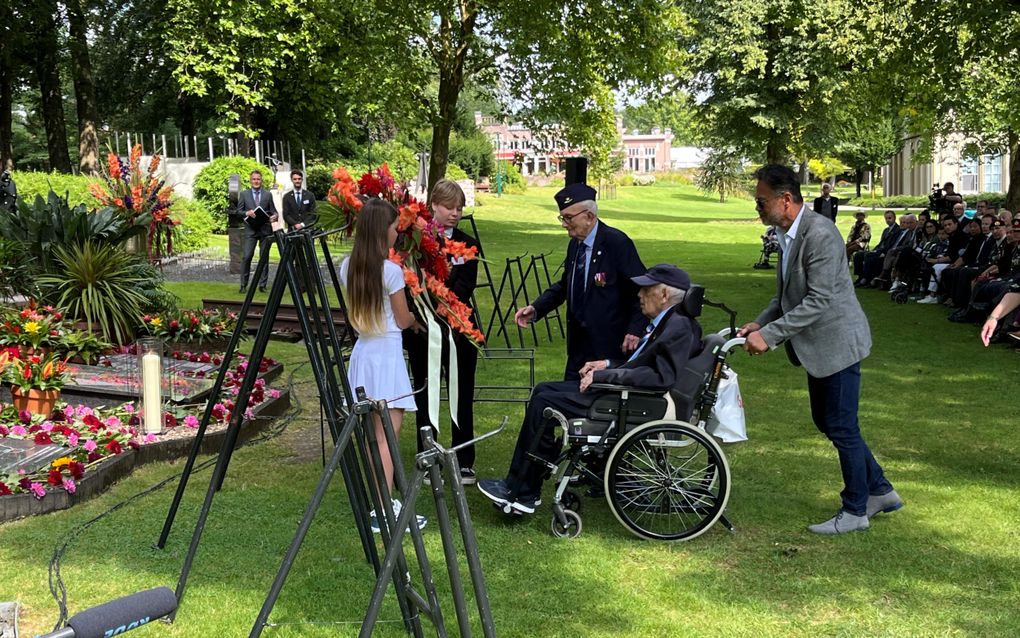 Veteranen Van de Logt (staand) en Hansen legden de eerste krans. beeld RD