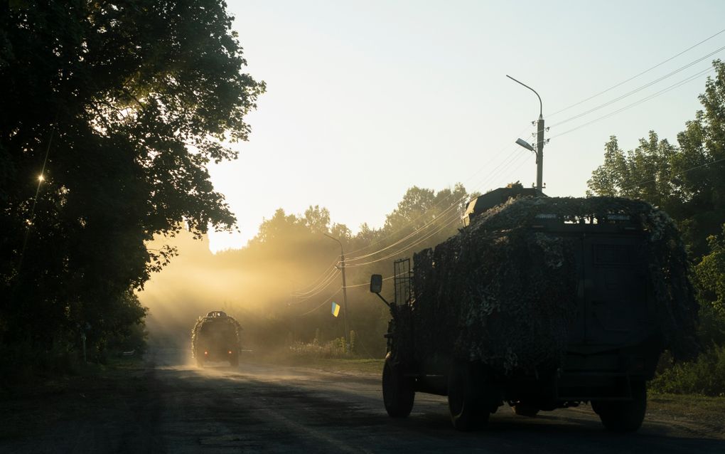 Oekraïense militaire voertuigen bij de grens met Rusland. beeld EPA, George Ivanchenko