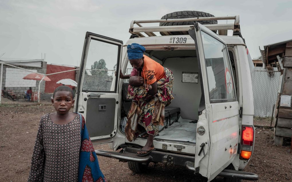 Patiënten met mpox arriveren bij een ziekenhuis in Goma, een stad in het noordoosten van de Democratische Republiek Congo. beeld AFP, Guerchom Ndebo