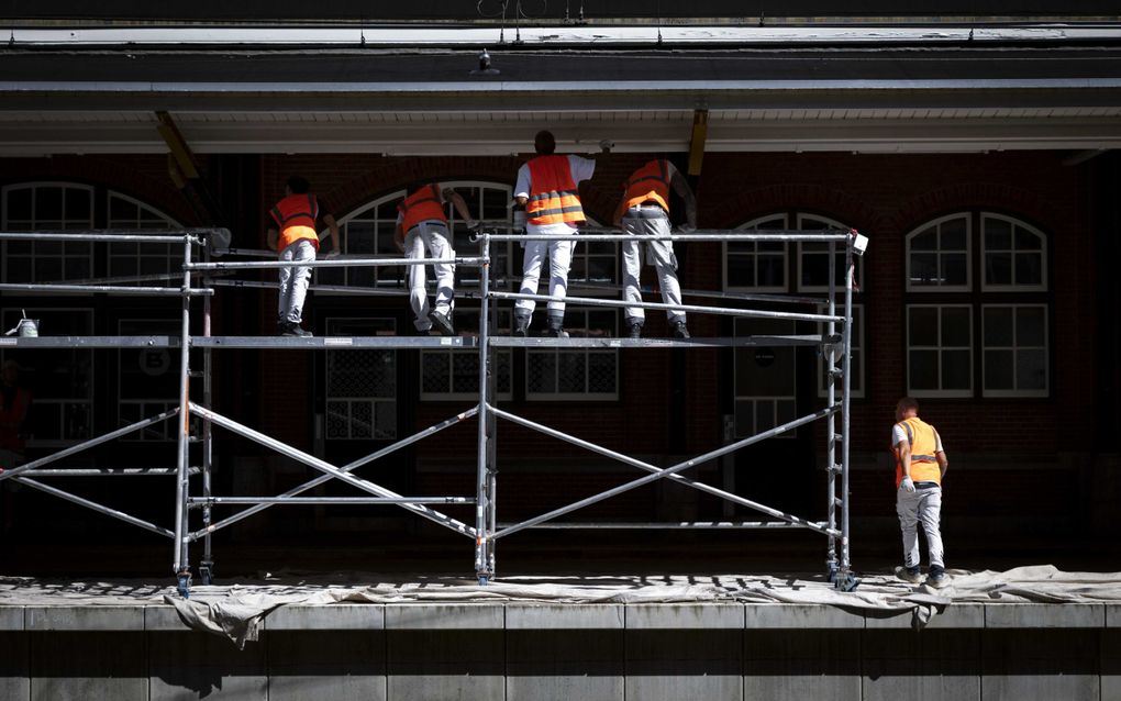 Om het treinnetwerk toekomstbestendig te houden, werkt ProRail dit jaar aan zo’n 400 grote projecten. Op de foto: werkzaamheden op Amersfoort CS. beeld ANP, Ramon van Flymen