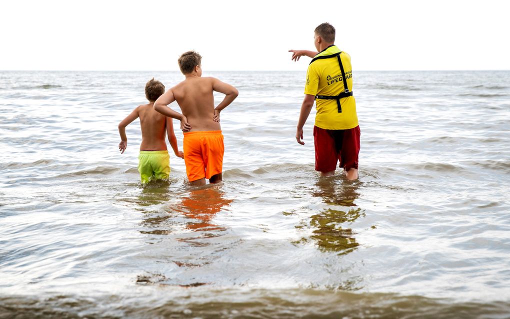 Kinderen tijdens een cursus muizwemmen van de reddingsbrigade op het strand van Noordwijk. beeld ANP, Koen van Weel