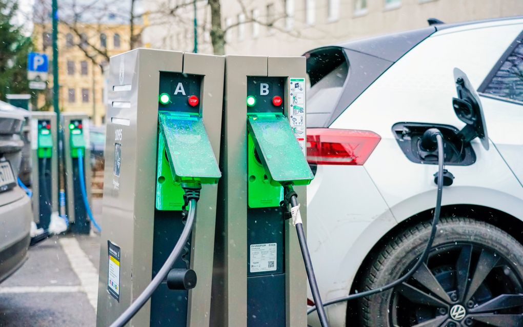 De Noorse hoofdstad Oslo staat vol met laadpalen. Noorwegen zag al snel dat auto’s vroeg of laat elektrisch zouden worden en werkte hard aan de opzet van een dicht laadnetwerk. beeld Gorm Kallestad