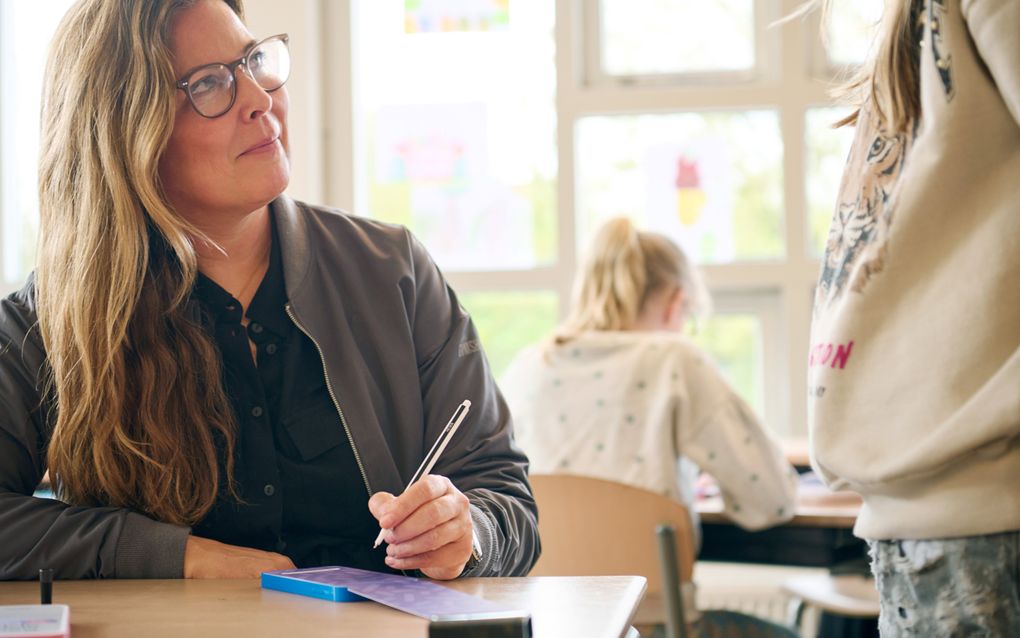 Kinderboekenschrijfster Marjon Hoffman schreef ”Het telefoonboekje”, een leesboek in de vorm van een smartphone. beeld Jaap Vork