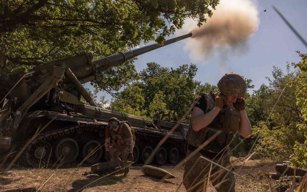 Oekraïense militairen van de 43 Artillerie Brigade vuren artilleriegranaten met een 2S7 Pionkanon richting Russen in de regio Pokrovsk, in de provincie Donetsk. beeld AFP, Roman Pilipey