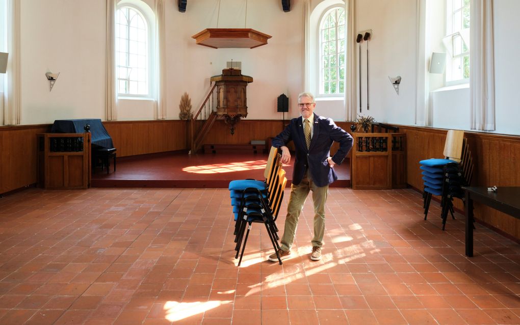 Kees Roeleveld in de Witte Kerk van Hemrik. beeld Sjaak Verboom