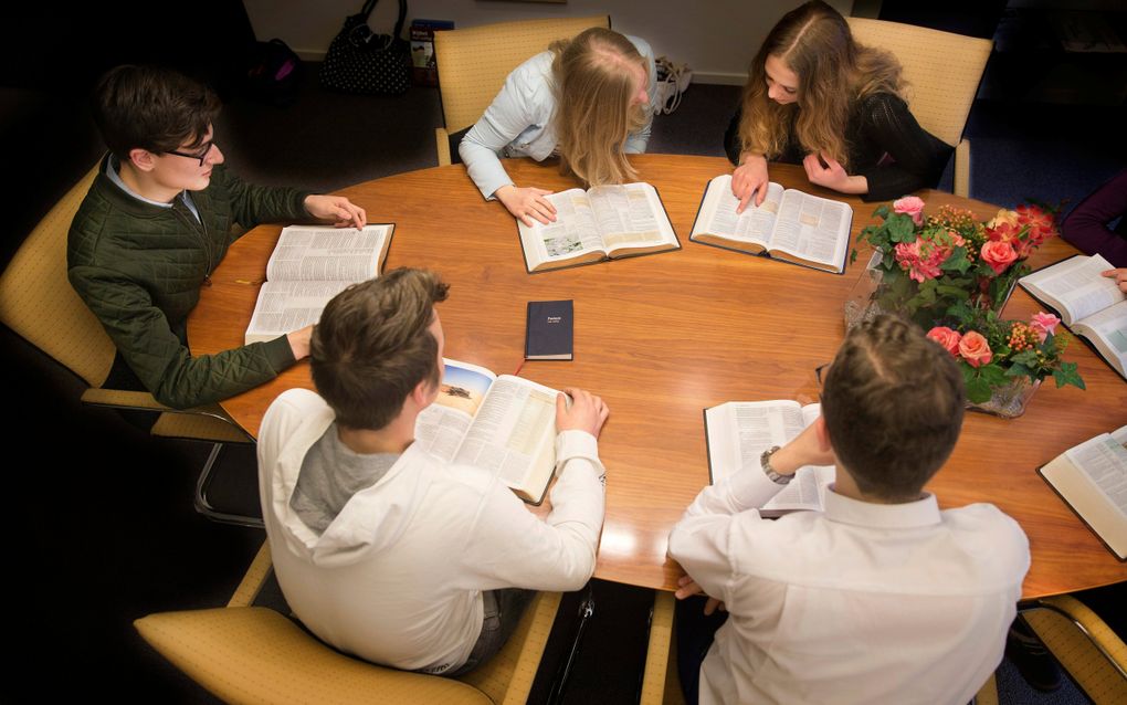 „Waar jongeren behoefte aan hebben, zo hoor ik telkens weer, zijn Bijbelstudies die hen helpen en stimuleren om nieuwe dingen te ontdekken in de Bijbel. Ze horen té veel verhalen die weliswaar een vage link hebben met de Bijbel, maar die hen niet leren om kritisch te onderzoeken „of deze dingen alzo waren”, zoals de Joden in Berea deden (Handelingen 17:11).” beeld RD, Henk Visscher