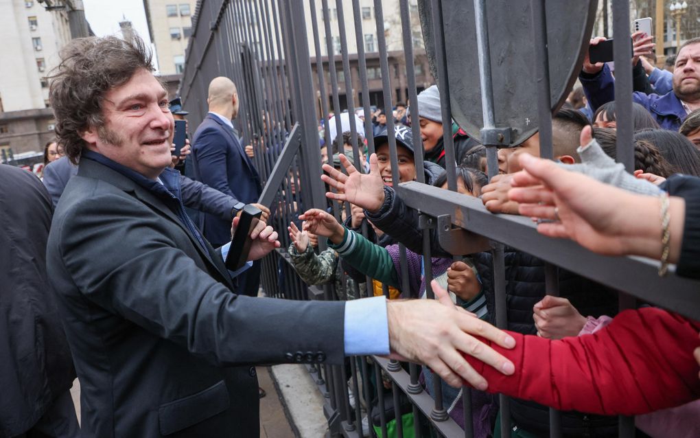 De Argentijnse president Milei schudt de handen van schoolkinderen. beeld Argentinian Presidency/AFP