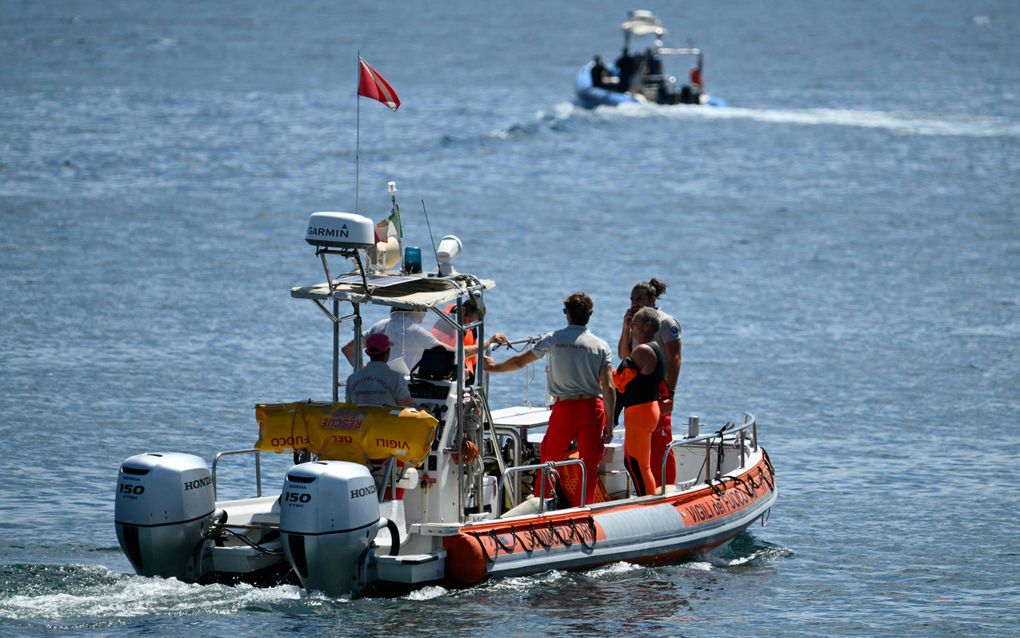 Italiaanse reddingswerkers en duikers bij Porticello. beeld AFP, Alberto Pizzoli