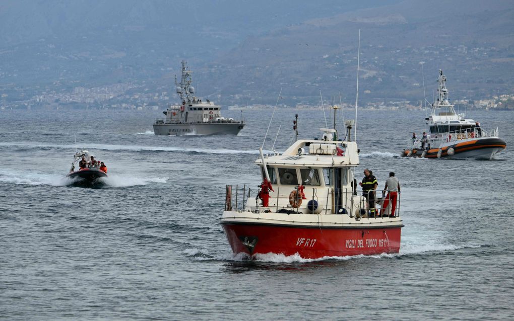 Reddingsboten keren woensdag terug naar de haven van Porticello bij Palermo, nadat ze twee lichamen hebben gevonden, twee dagen nadat het onder Britse vlag varende luxejacht Bayesian zonk. beeld AFP, Alberto Pizzoli