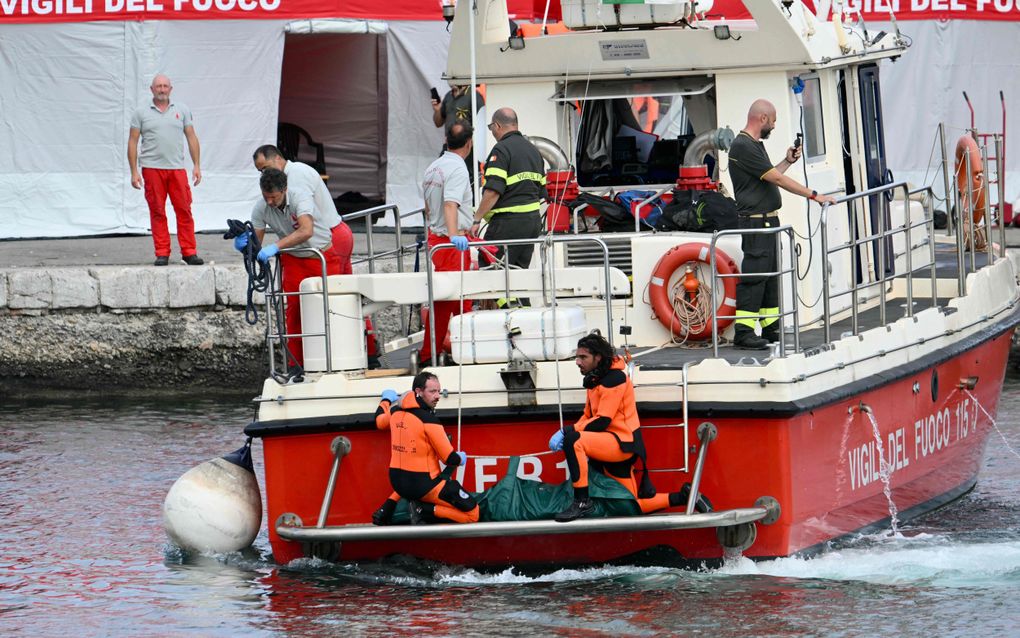 Hulpdiensten in Porticello, bij Palermo. beeld AFP, Alberto Pizzoli