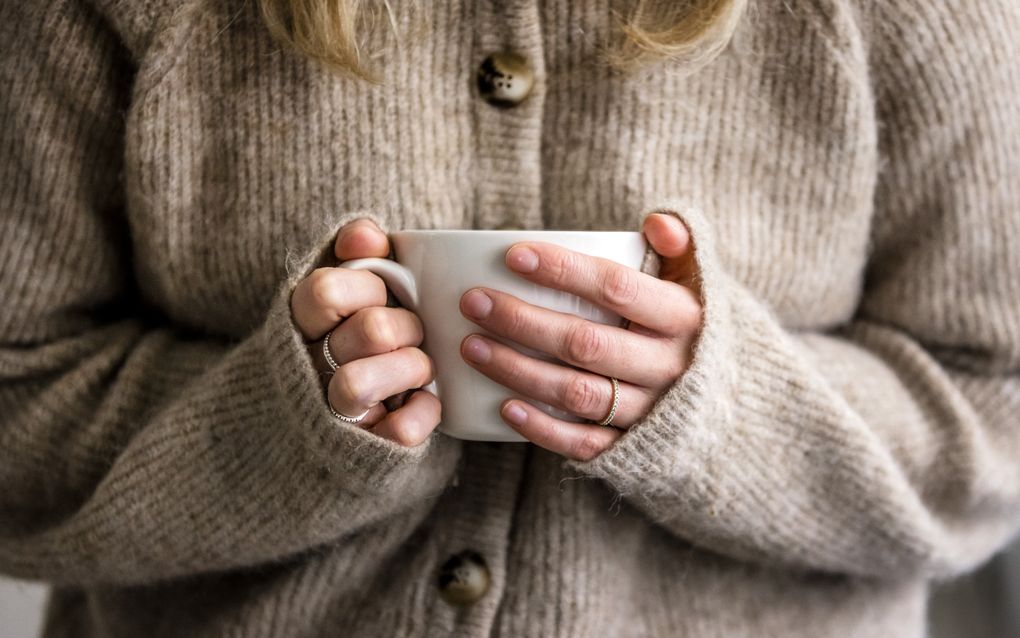 ILLUSTRATIEF - Een vrouw met een kop thee. Het aantal mensen dat zich bij de huisarts meldt met griepachtige klachten neemt verder toe. ANP REMKO DE WAAL