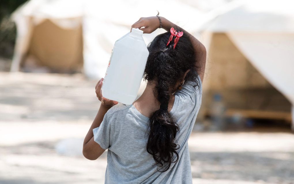 „De HEERE is groot, sterk en geducht. Ondertussen trekt Hij Zich het lot aan van de sociaal kwetsbaren, onder wie de vreemdeling. Hij heeft het zwakke lief en komt op voor wie geen helper heeft.” Foto: een asielzoekersmeisje op Cyprus. beeld AFP, Iakovos Hatzistavrou