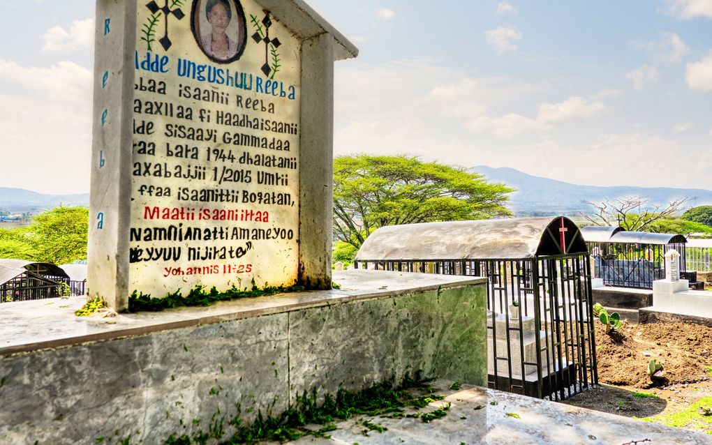 Grafsteen. De tekst op de foto is Afaan Oromo, een van de twee talen die in deze regio veel worden gesproken. beeld Arie Maasland