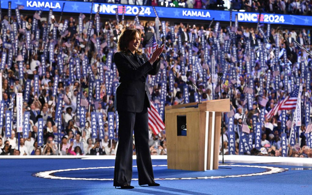 Kamala Harris heeft zojuist het podium betreden voor een toespraak op de Democratische Conventie, die veertig minuten zal duren. Ze zegt daarin er voor alle Amerikanen te willen zijn. beeld AFP, Robyn Beck