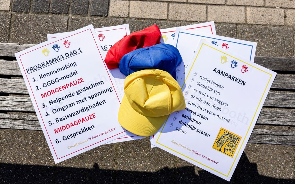 Bij de weerbaarheidstraining werken de kinderen met drie petten: geel staat voor rustig je grenzen aangeven, blauw voor terugtrekken en rood voor te dominant reageren. beeld André Dorst