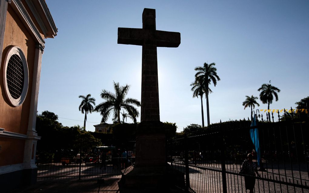 Een vrouw loopt voor een kathedraal in de Nicaraguaanse stad Granada. Ook kerken zijn de dupe van de ongekende controledrang van president Daniel Ortega, die afgelopen week 1500 ngo’s ontbond. beeld AFP, Oswaldo Rivas