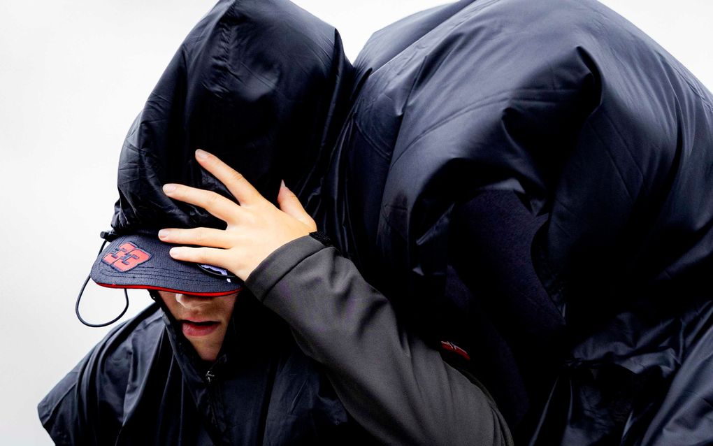 Een jongen trotseert de harde wind in Zandvoort. beeld ANP, Ramon van Flymen