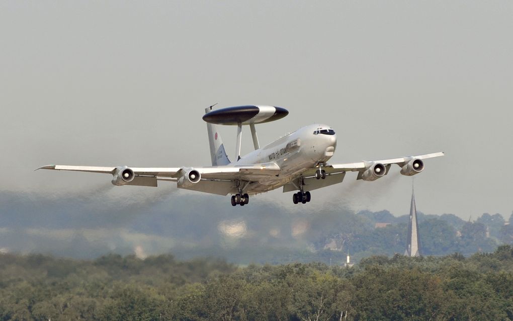 Een Awacs-radartoestel van de NAVO stijgt op vanaf de vliegbasis Geilenkirchen, vlak over de grens bij Brunssum. beeld NAVO