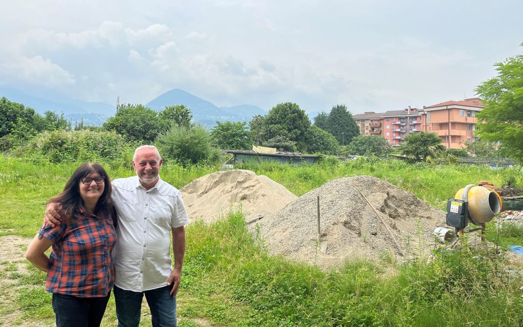 De Italiaanse voorganger Donato di Lecce en zijn vrouw Antonietta van de protestantse New Life Church in Verbania, op de plek waar de nieuwe kerk moet komen. beeld RD