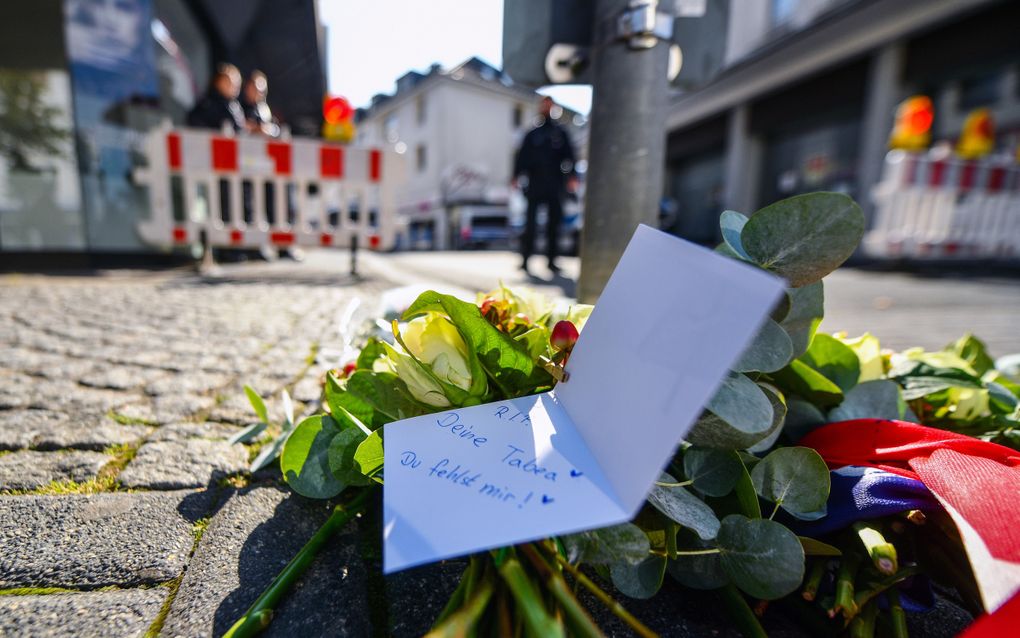 Bloemen op de plaats van de steekpartij. beeld EPA, Volker Hartmann.