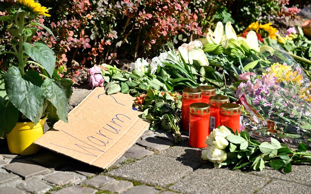 Bloemen en kaarsen op de plaats van de steekpartij in Sollingen. beeld AFP, Roberto Pfeil