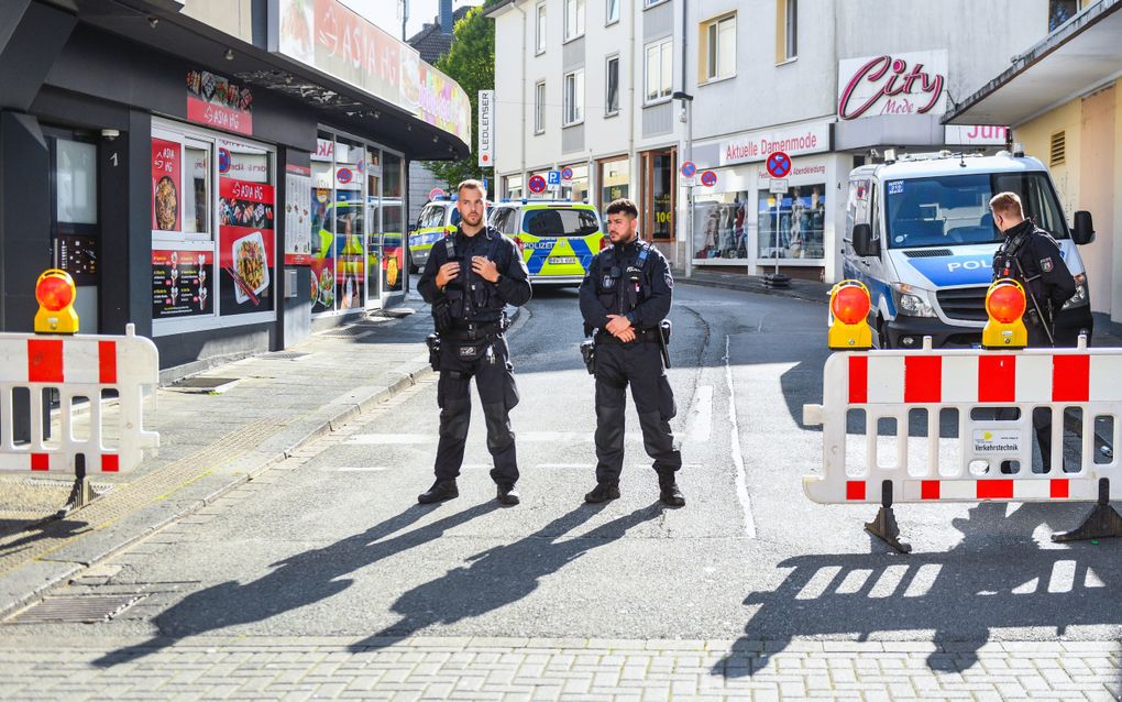 Politieagenten bewaken het centrum van het Duitse Solingen, nadat er vrijdagavond drie doden vielen bij een aanslag. beeld EPA, Volker Hartmann. 