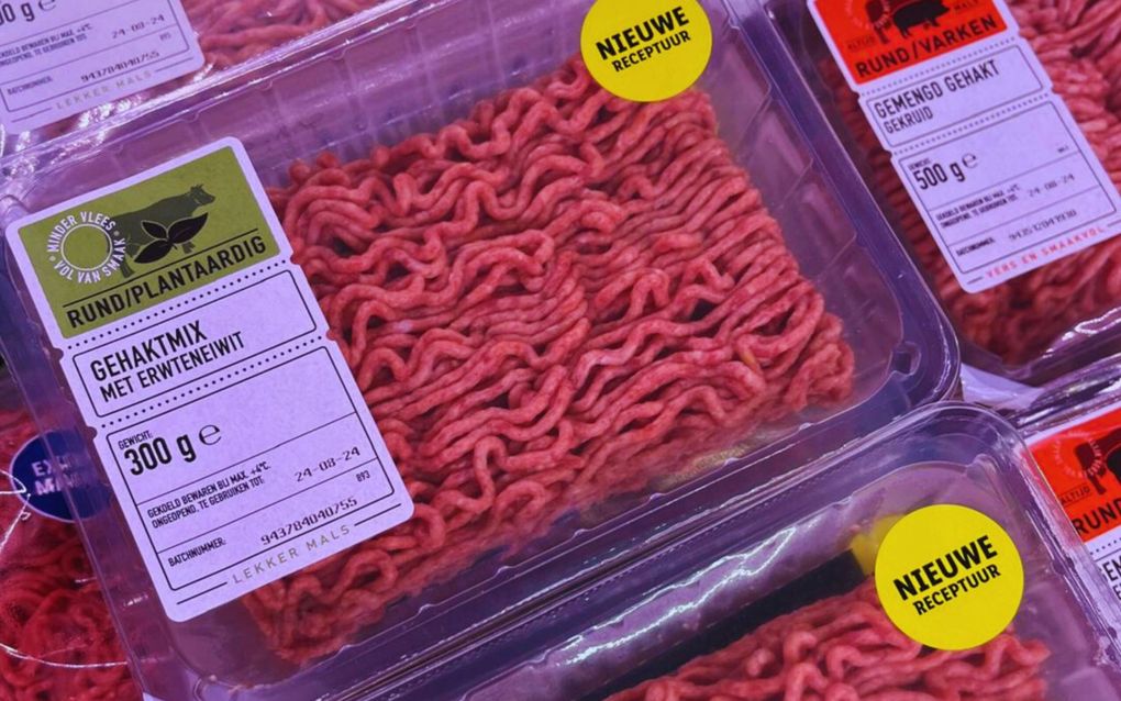 Gehaktmix met erwteneiwit primeur in winkelschap: 37,5 procent minder CO<sub>2</sub> en 33 procent goedkoper dan rundergehakt. beeld Lidl