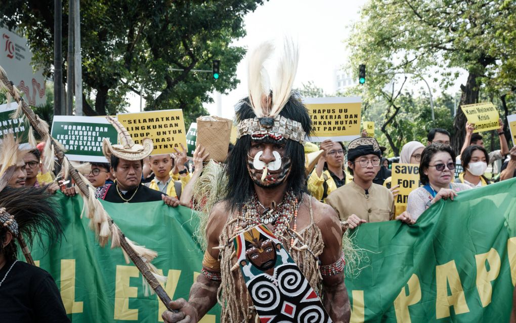 Hendrikus Frengky Woro, leider van een stam uit het zuidwesten van Papoea, tijdens een demonstratie in Jakarta voor de bescherming van hun land tegen houtkap. beeld AFP, Yasuyoshi Chiba