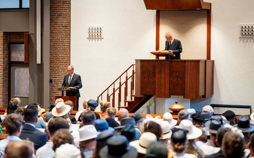 Ds. E. Bakker en schoolbestuurder Chr. J. Flikweert tijdens de jaaropening in Hardinxveld-Giessendam. beeld Cees van der Wal