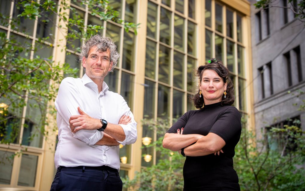 Martijn Jonk, teamleider bestuurlijke ondersteuning, en Noortje Henrichs, teamleider dreigingsanalyse bij het NCSC. beeld Cees van der Wal