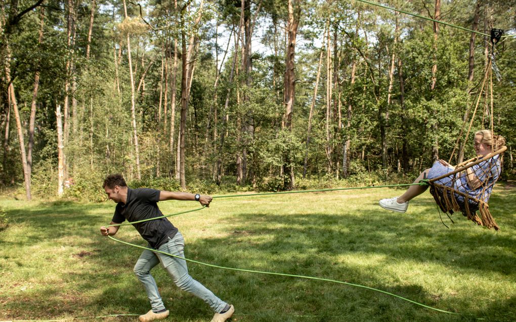 Willem Horst trekt zijn vrouw Hanneke voort, die in de zelfgemaakte kabelbaan zit. beeld familie Horst