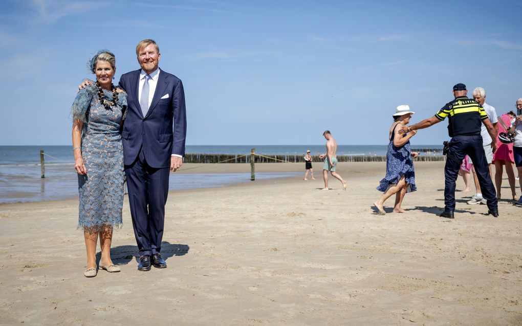 DOMBURG - Koning Willem-Alexander en koningin Maxima poseren op het strand voorafgaand aan een gesprek in een strandtent aan de Zeeuwse kust over de relatie tussen toerisme en leefbaarheid. Het koningspaar bracht een streekbezoek aan Walcheren. ANP ROBIN VAN LONKHUIJSEN