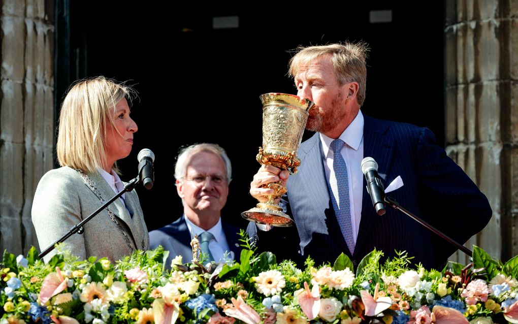 Als markies van Veere en Vlissingen dronk koning Willem-Alexander dinsdag tijdens het streekbezoek aan Walcheren uit de vergulde zilveren beker van Maximiliaan van Bourgondië. Links de burgemeester, in het midden de Zeeuwse commissaris van de Koning. beeld ANP, Robin van Lonkhuijsen