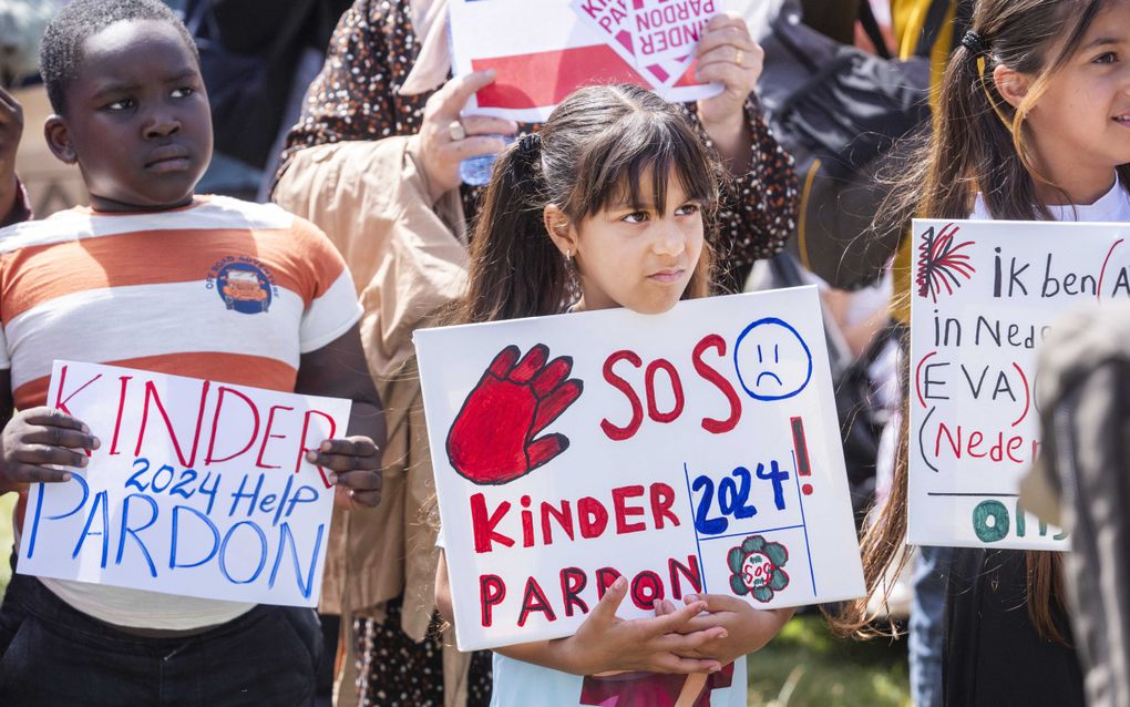  Bewoners van verschillende asielzoekerscentra voeren actie op de Koekamp voor een nieuw kinderpardon. Aanleiding is de aanstaande uitzetting van de 11-jarige Mikael en zijn Armeense moeder en de zaak rond het Oezbeekse gezin Babayants. beeld ANP, Jeroen Jumelet