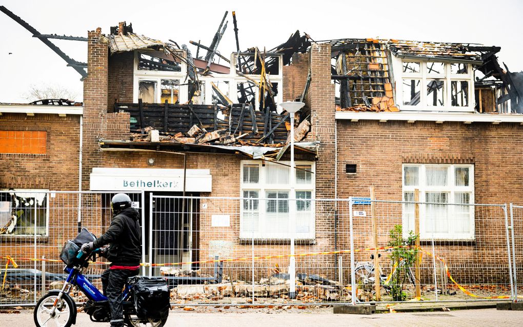 De Nederlandse gereformeerde Bethelkerk aan de Oranjestraat in de Rotterdamse wijk Overschie brandde in december 2023 geheel uit. beeld ANP, Iris van den Broek