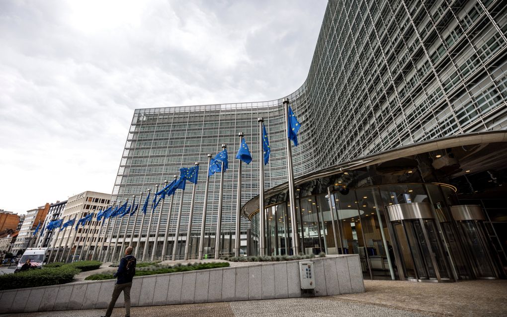 Een man loopt voor het Berlaymontgebouw in Brussel, het hoofdkwartier van de Europese Commissie. beeld ANP, Rob Engelaar