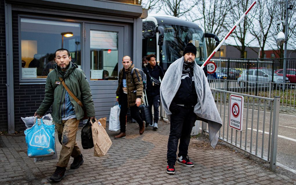 Asielzoekers komen aan bij het aanmeldcentrum in Ter Apel. beeld ANP, Ramon van Flymen