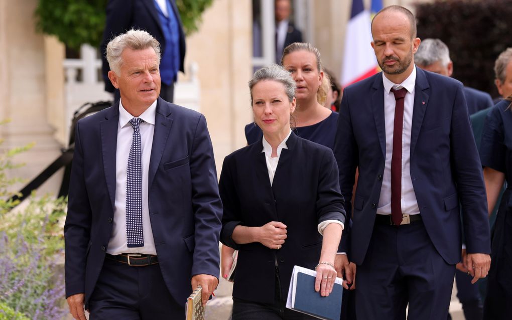 Premierskandidaat Lucie Castets verlaat samen met Fabien Roussel van PCF (l.) en Manuel Bompard van LFI (r.) het Élysée na overleg met de Franse president. beeld EPA, Teresa Suarez  