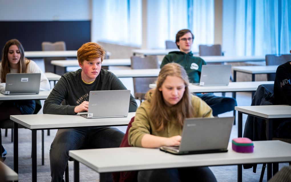 Scholen gebruiken steeds vaker laptops in de klas. Hier krijgen eerlingen van het Teylingen College Leeuwenhorst les in een nabijgelegen hotel. beeld ANP, Jeroen Jumelet