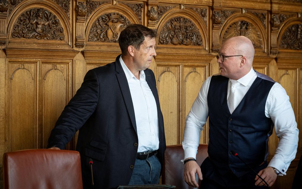 Voor het Landgericht in Bremen had woensdag het vervolg van de rechtszaak tegen ds. Olaf Latzel (l.) plaats. Naast hem zijn advocaat, Sascha Böttner. beeld epd-bild, Hannes von der Fecht