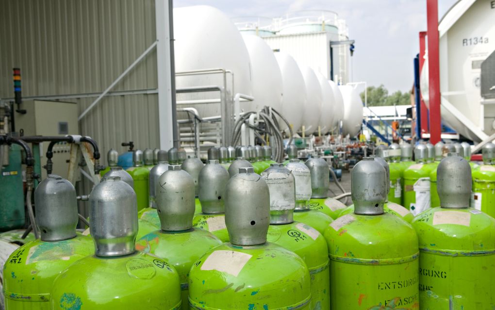 Cilinders met gerecyclede koudemiddelen op het terrein van Climalife in Bergen op Zoom. Sommige soorten koelmiddel hebben een grote invloed op de opwarming van de aarde. beeld Climalife