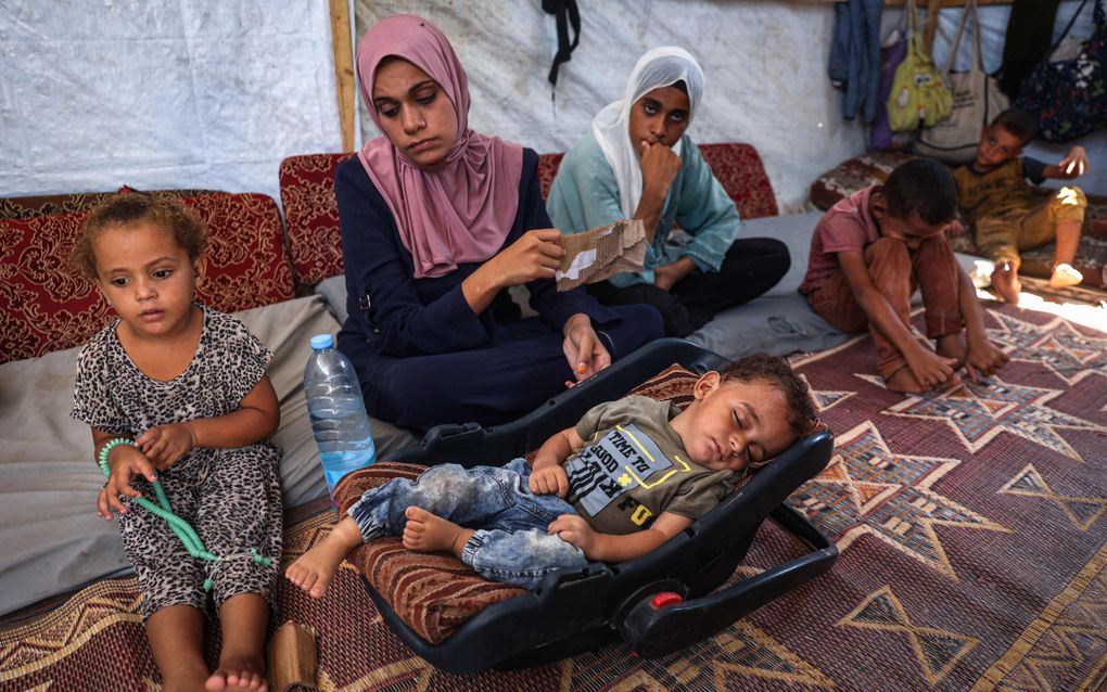 Het Palestijnse jongetje Abdel Rahman Abu al-Jedian heeft polio. De Verenigde Naties zijn een grote inentingscampagne begonnen in de Gazastrook, maar de doorlopende luchtaanvallen van het Israëlische leger maken verspreiding van de vaccins bijna onmogelijk. beeld AFP