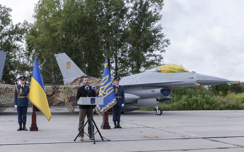 De Oekraïense president Zelensky spreekt militairen toe naast een F-16. beeld EPA, Presidential Press Service 