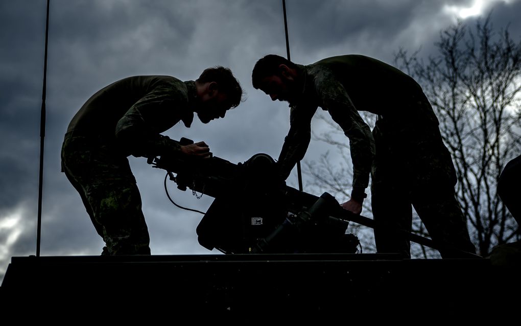 Militairen op een voertuig tijdens de laatste voorbereidingen van de Nederlandse Landmacht voor hun bijdrage aan een NAVO-oefening. beeld. ANP, Remko de Waal